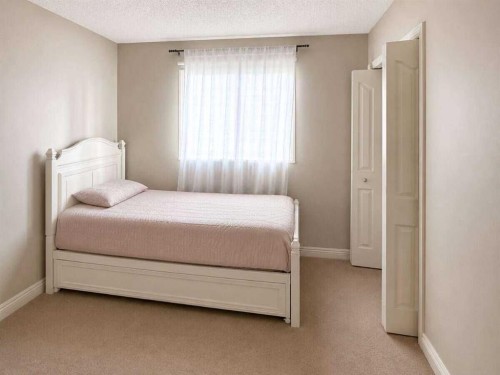 188 Everwillow Park Sw, Calgary, AB - Indoor Photo Showing Bedroom