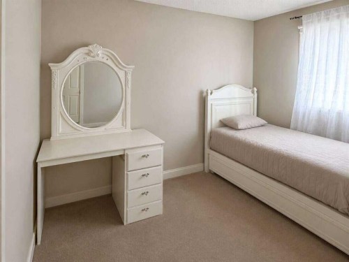 188 Everwillow Park Sw, Calgary, AB - Indoor Photo Showing Bedroom