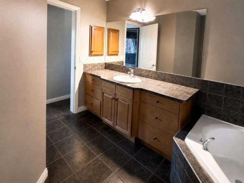 188 Everwillow Park Sw, Calgary, AB - Indoor Photo Showing Bathroom