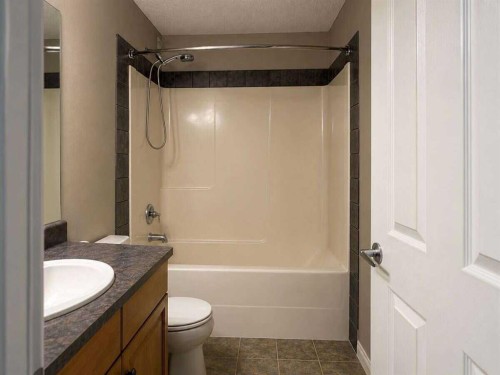 188 Everwillow Park Sw, Calgary, AB - Indoor Photo Showing Bathroom