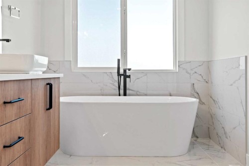 87 Sundown Crescent, Cochrane, AB - Indoor Photo Showing Bathroom