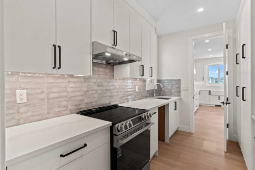87 Sundown Crescent, Cochrane, AB - Indoor Photo Showing Kitchen With Upgraded Kitchen