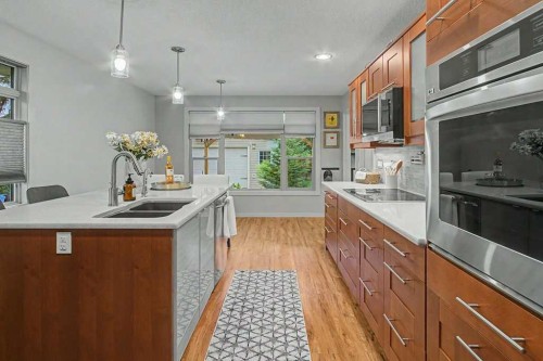 198 Bow Green Crescent Nw, Calgary, AB - Indoor Photo Showing Kitchen With Double Sink With Upgraded Kitchen