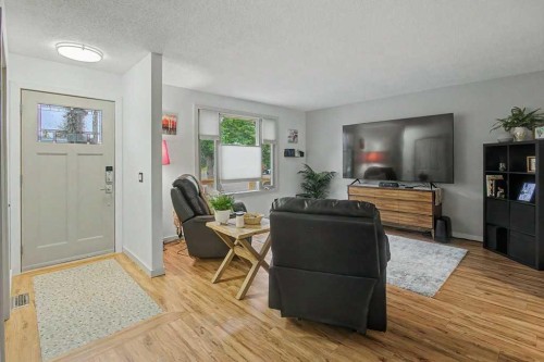 198 Bow Green Crescent Nw, Calgary, AB - Indoor Photo Showing Living Room