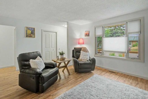 198 Bow Green Crescent Nw, Calgary, AB - Indoor Photo Showing Living Room