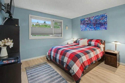 198 Bow Green Crescent Nw, Calgary, AB - Indoor Photo Showing Bedroom