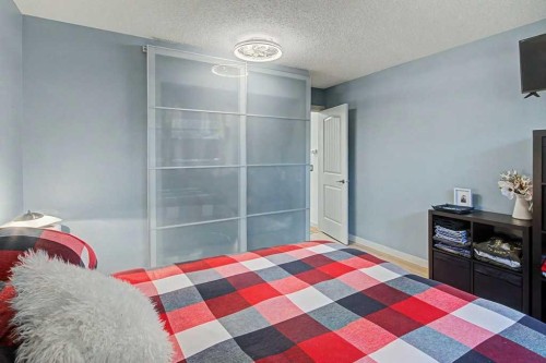 198 Bow Green Crescent Nw, Calgary, AB - Indoor Photo Showing Bedroom