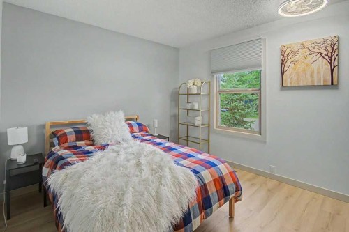 198 Bow Green Crescent Nw, Calgary, AB - Indoor Photo Showing Bedroom