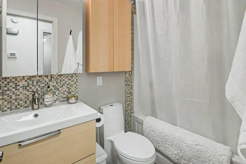 198 Bow Green Crescent Nw, Calgary, AB - Indoor Photo Showing Bathroom