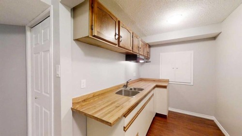 124 Everglen Way Sw, Calgary, AB - Indoor Photo Showing Kitchen With Double Sink