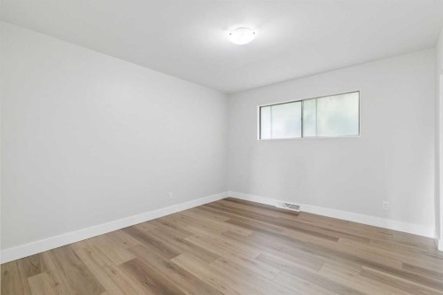 10415 8 Street Sw, Calgary, AB - Indoor Photo Showing Other Room