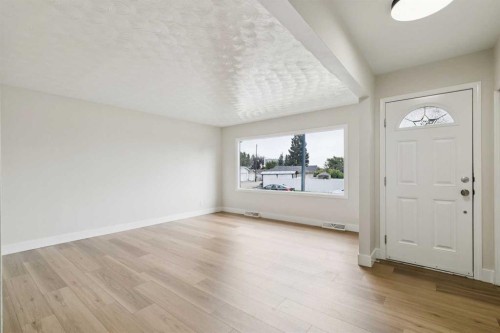 10415 8 Street Sw, Calgary, AB - Indoor Photo Showing Other Room