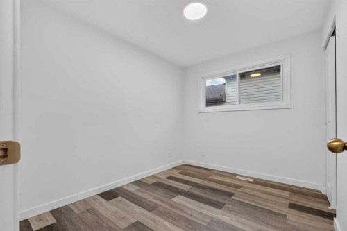 925 Erin Woods Drive Se, Calgary, AB - Indoor Photo Showing Other Room