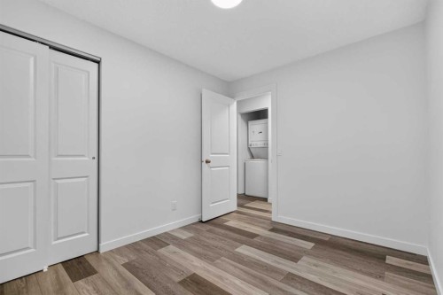 925 Erin Woods Drive Se, Calgary, AB - Indoor Photo Showing Other Room