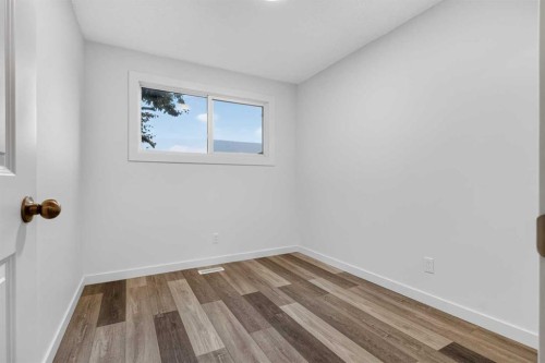 925 Erin Woods Drive Se, Calgary, AB - Indoor Photo Showing Other Room
