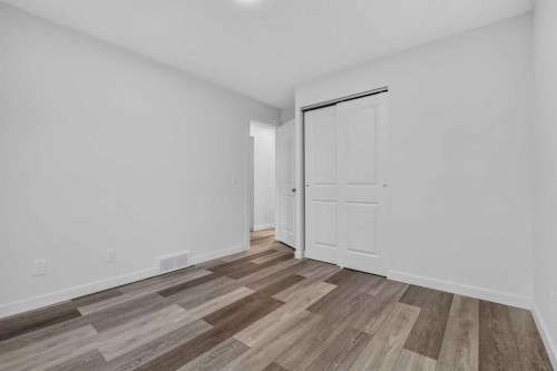 925 Erin Woods Drive Se, Calgary, AB - Indoor Photo Showing Other Room