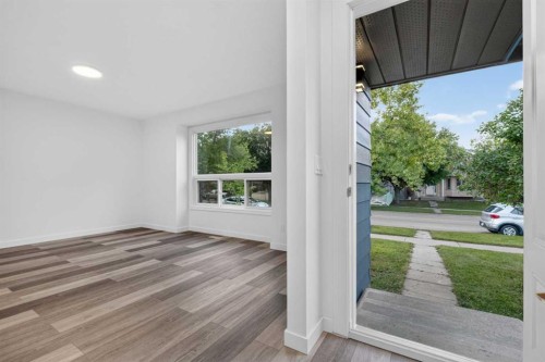 925 Erin Woods Drive Se, Calgary, AB - Indoor Photo Showing Other Room