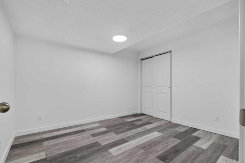 925 Erin Woods Drive Se, Calgary, AB - Indoor Photo Showing Other Room