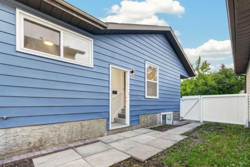 925 Erin Woods Drive Se, Calgary, AB - Outdoor