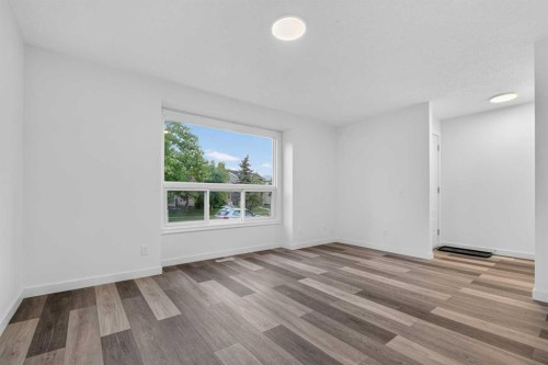 925 Erin Woods Drive Se, Calgary, AB - Indoor Photo Showing Other Room