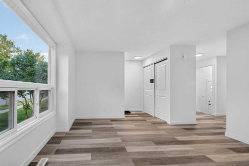 925 Erin Woods Drive Se, Calgary, AB - Indoor Photo Showing Other Room