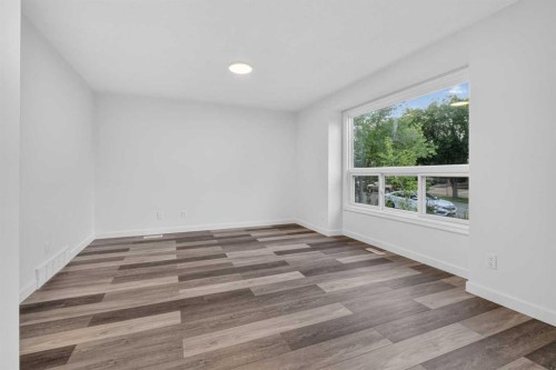 925 Erin Woods Drive Se, Calgary, AB - Indoor Photo Showing Other Room