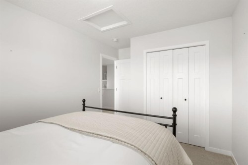 45 Willow Green Way, Cochrane, AB - Indoor Photo Showing Bedroom