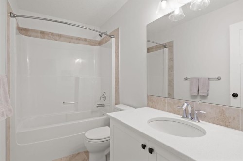 45 Willow Green Way, Cochrane, AB - Indoor Photo Showing Bathroom