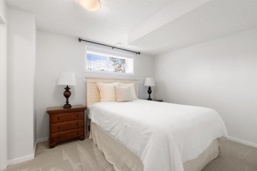 45 Willow Green Way, Cochrane, AB - Indoor Photo Showing Bedroom