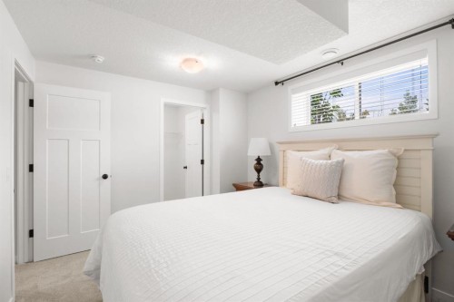45 Willow Green Way, Cochrane, AB - Indoor Photo Showing Bedroom