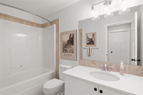 45 Willow Green Way, Cochrane, AB - Indoor Photo Showing Bathroom