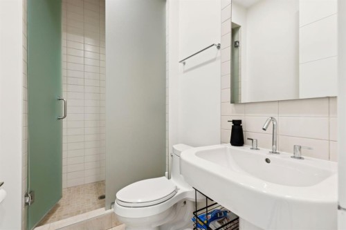 424 Aspen Meadows Hill Sw, Calgary, AB - Indoor Photo Showing Bathroom