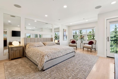 424 Aspen Meadows Hill Sw, Calgary, AB - Indoor Photo Showing Bedroom