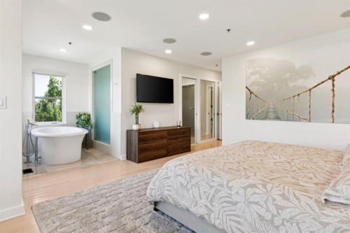 424 Aspen Meadows Hill Sw, Calgary, AB - Indoor Photo Showing Bedroom