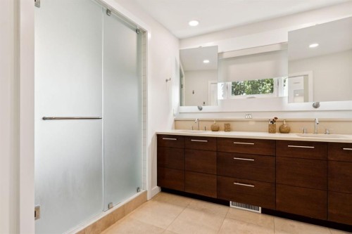 424 Aspen Meadows Hill Sw, Calgary, AB - Indoor Photo Showing Bathroom