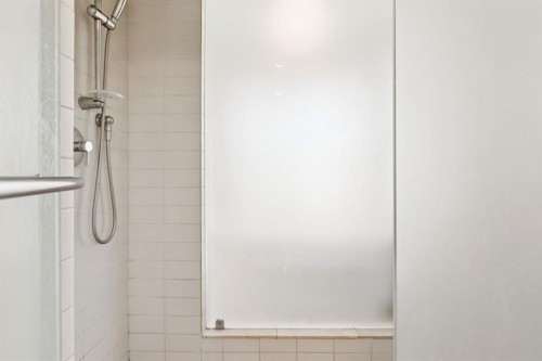 424 Aspen Meadows Hill Sw, Calgary, AB - Indoor Photo Showing Bathroom