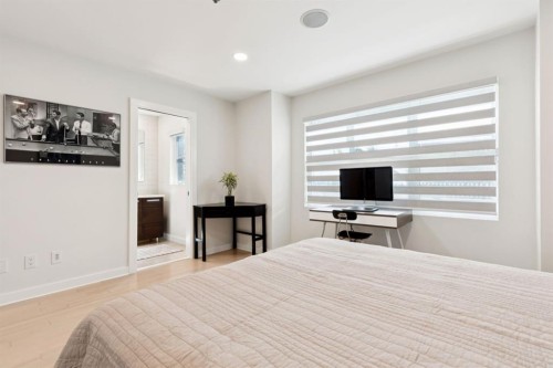 424 Aspen Meadows Hill Sw, Calgary, AB - Indoor Photo Showing Bedroom