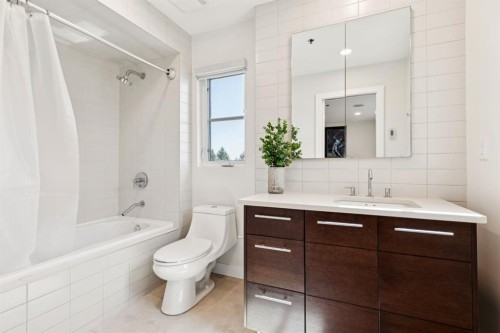 424 Aspen Meadows Hill Sw, Calgary, AB - Indoor Photo Showing Bathroom