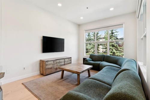424 Aspen Meadows Hill Sw, Calgary, AB - Indoor Photo Showing Living Room