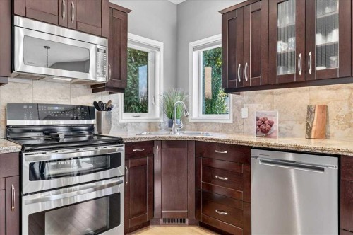 122 Royal Birkdale Crescent Nw, Calgary, AB - Indoor Photo Showing Kitchen With Upgraded Kitchen