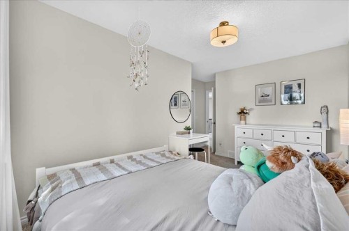 122 Royal Birkdale Crescent Nw, Calgary, AB - Indoor Photo Showing Bedroom