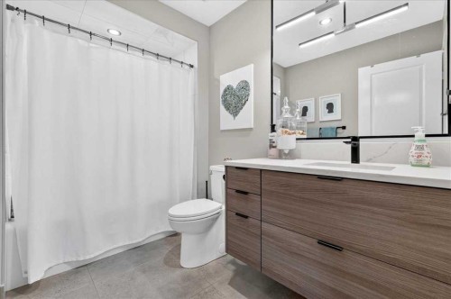 122 Royal Birkdale Crescent Nw, Calgary, AB - Indoor Photo Showing Bathroom