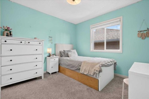 122 Royal Birkdale Crescent Nw, Calgary, AB - Indoor Photo Showing Bedroom