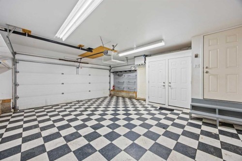 8 Millside Court Sw, Calgary, AB - Indoor Photo Showing Garage