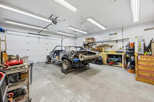 8 Millside Court Sw, Calgary, AB - Indoor Photo Showing Garage