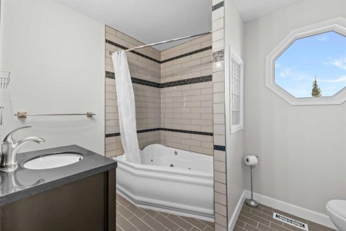 8 Millside Court Sw, Calgary, AB - Indoor Photo Showing Bathroom