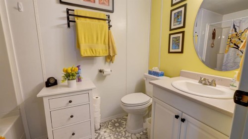25 Westover Crescent West, Claresholm, AB - Indoor Photo Showing Bathroom