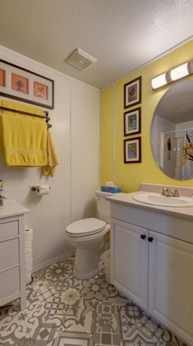 25 Westover Crescent West, Claresholm, AB - Indoor Photo Showing Bathroom