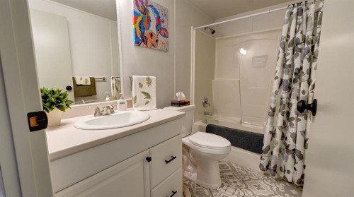 25 Westover Crescent West, Claresholm, AB - Indoor Photo Showing Bathroom