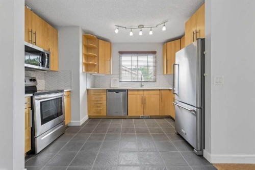 205 15 Avenue Ne, Calgary, AB - Indoor Photo Showing Kitchen